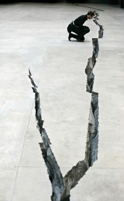 'Shibboleth', del colombiano Doris Salcedo.