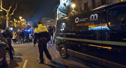 Agentes de los Mossos en la puerta de la vivienda donde han aparecido muertos los ancianos y su nieta.