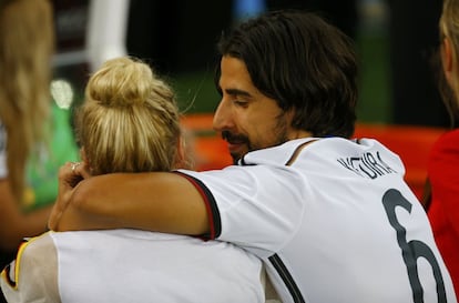 Sami Khedira y su novia Lena Gercke durante las celebraciones