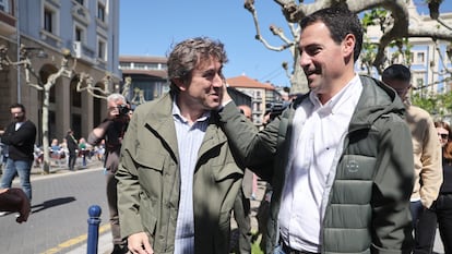 Los candidatos de PNV, Imanol Pradales (derecha), y del PSE-EE, Eneko Andueza, se saludan durante la jornada de reflexión previa a las elecciones al Parlamento vasco, este sábado en Bizkaia.