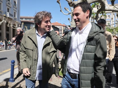Los candidatos de PNV, Imanol Pradales (derecha), y del PSOE, Eneko Andueza, se saludan este sábado en Bizkaia.
