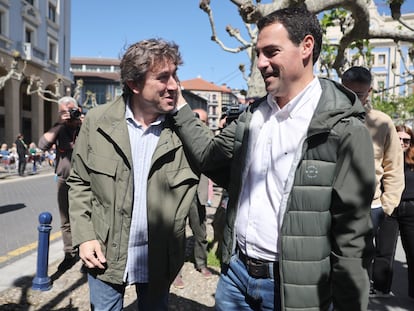 Los candidatos de PNV, Imanol Pradales (derecha), y del PSE-EE, Eneko Andueza, se saludan durante la jornada de reflexión previa a las elecciones al Parlamento vasco, este sábado en Bizkaia.