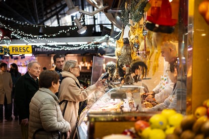 Compras en un mercado de Barcelona, este lunes. 