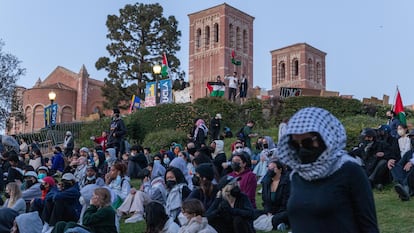 Estudiantes propalestinos de UCLA en el campamento montado en apoyo a Gaza, en Los Ángeles, el 1 de mayo.