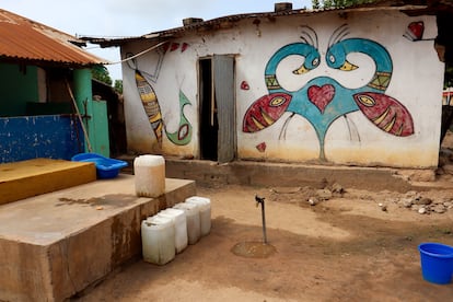 Muchos vecinos parecen haber olvidado el objetivo de la iniciativa y descuidan los murales, como sucede con este de la aldea de Makumbaya.