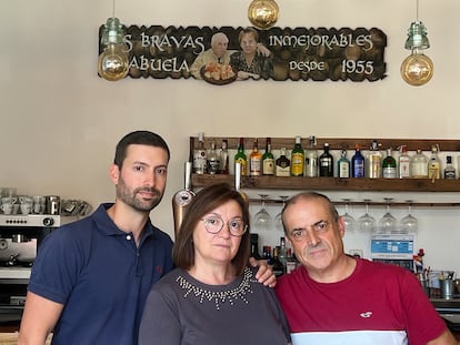 Miguel Tapia, con sus padres, Enrique y Nuria, dueños del restaurante La Serrata. 