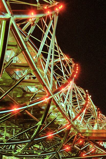 Helix Bridge. <p> - </p> <p> A iluminação urbana está passando por uma revolução com o desenvolvimento de avanços em paisagismo e iluminação. Cingapura é a Meca das luzes da noite. A tecnologia ajudou a colonizar a noite desta cidade-jardim asiática, para dobrar as horas de trabalho, de consumo, de prazer. A cada cinco metros, há um ponto de luz em suas ruas. Essa redução radical das trevas dá uma maior sensação de segurança. Você dificilmente encontrará ali áreas totalmente escuras. Isso contribui para tornar o lugar um dos países com menor taxa de criminalidade. </p> <p> Mas a minha pesquisa fotográfica também aponta para o lado nocivo do fenômeno. A poluição luminosa pode causar sérios impactos em seres humanos, plantas e animais. Estão relacionados ao problema desde danos na retina e câncer de pele até interrupções do sono. O fenômeno também aumenta as emissões de carbono, e isso faz com que os pássaros voem em círculos ao redor da luz, ficando exaustos, colapsando ou até morrendo de fadiga. Cingapura nos ensina que o apelo da luz artificial à noite pode nos cegar, os habitantes e turistas, e nos faz levar em consideração apenas seus aspectos positivos: sua estética espetacular, sua funcionalidade. Não percamos de vista os riscos envolvidos em querer iluminar completamente a noite. Para nós e para todos os habitantes deste planeta. </p>