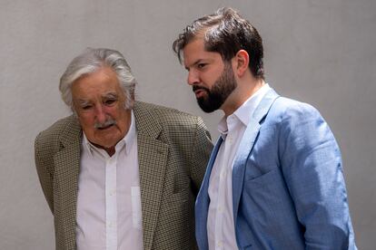 Gabriel Boric (37 años) junto a José Mujica (88 años), en diciembre de 2022.