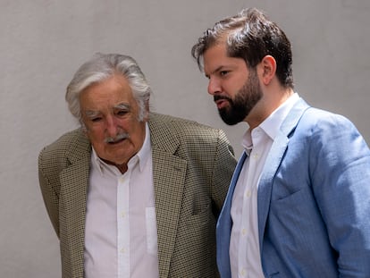 Gabriel Boric (37 años) junto a José Mujica (88 años), en diciembre de 2022.