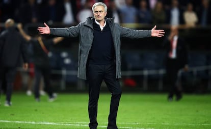 Mourinho celebra el triunfo del Manchester United en la final de la Liga Europa contra el Ajax.