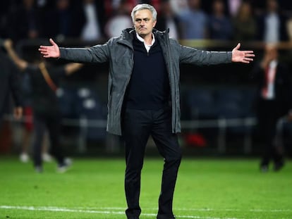 Mourinho celebra el triunfo del Manchester United en la final de la Liga Europa contra el Ajax.