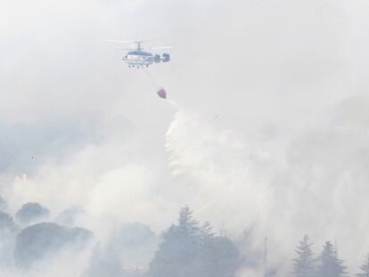 Labores de extinci&oacute;n del incendio de Robledo de Chavela.