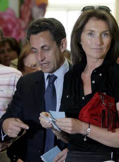 Nicolas Sarkozy y su esposa, Cecilia, preparan sus papeletas electorales en Neuilly, a las afueras de París.