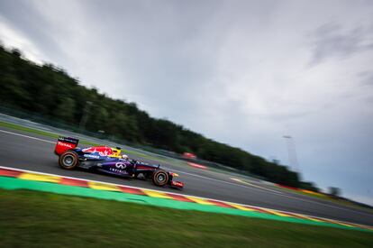 Sebastian Vettel pilota su Red Bull en el trazado belga.