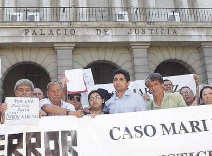 Los familiares de Mari Luz encabezaron la protesta de ayer en Sevilla.