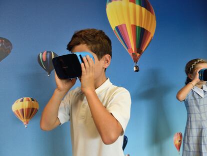 Unos alumnos de Primaria prueban unos visores de realidad virtual.