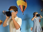 Unos alumnos de Primaria prueban unos visores de realidad virtual.