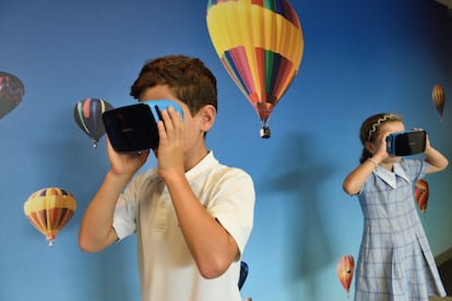 Unos alumnos de Primaria prueban unos visores de realidad virtual.