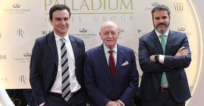 Abel Matutes Prats, nuevo presidente de Palladium Hotel Group; Abel Matutes Juan, presidente del holding Grupo Empresas Matutes; y Jesús Sobrino, nuevo consejero delegado de Palladium Hotel Group.