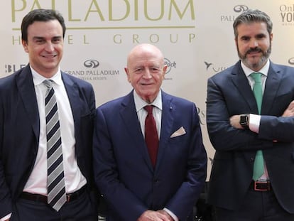 Abel Matutes Prats, nuevo presidente de Palladium Hotel Group; Abel Matutes Juan, presidente del holding Grupo Empresas Matutes; y Jesús Sobrino, nuevo consejero delegado de Palladium Hotel Group.