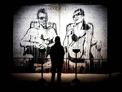 Un visitante observa un mural de un graffiti de Banksy en Madrid.
