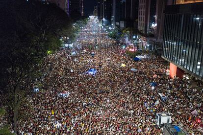 Miles de personas se congregan en la Avenida Paulista de São Paulo tras la victoria de Lula da Silva, este domingo.