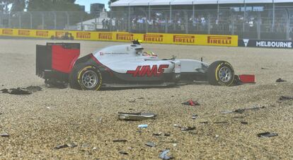 Esteban Gutiérrez, sentado en su coche después de salirse de la pista.