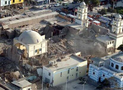 Vista aérea de la iglesia de San Clemente, en Pisco, que se hundió sobre cientos de personas durante el terremoto.