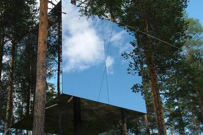 En Suecia, el Treehotel ofrece al viajero la posibilidad de pasar la noche en la copa de un árbol. Cada una de las habitaciones está diseñada por un arquitecto diferente que hacen que pasar la noche en una de ellas sea una experiencia totalmente única. En la imagen, la habitación Mirrorcube se confunde con el bosque por el reflejo de su fachada. Está revestido de materiales especiales para evitar que los pájaros se choquen contra la superficie.