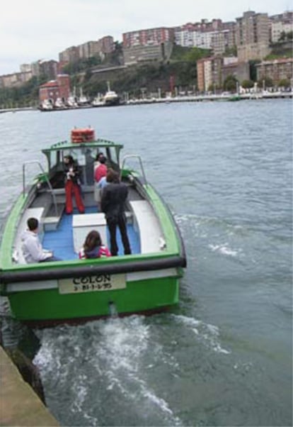 En los años setenta había ocho botes cruzando constantemente la ría a los pasajeros; hoy sólo queda alguno, como éste, entre Erandio y Baracaldo y entre Las Arenas y Portugalete.