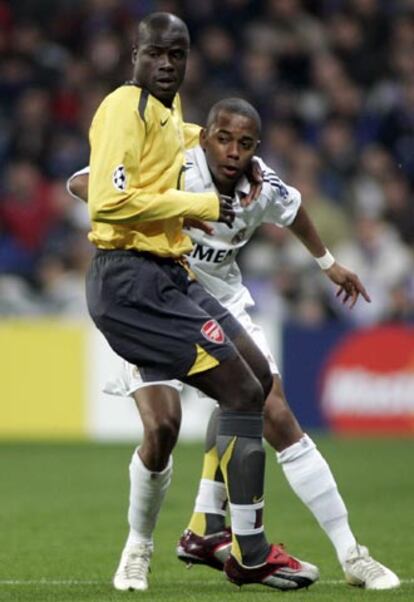 Eboué y Robinho, en el Madrid-Arsenal.