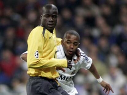 Eboué y Robinho, en el Madrid-Arsenal.
