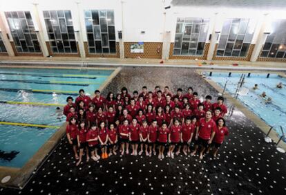 El presidente del club Judizmendi, Eduardo Arizti (segundo por la derecha en la primera fila), junto a parte del equipo de natación.