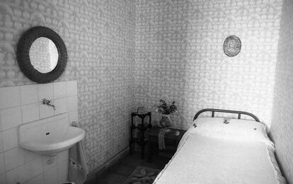 Foto del dormitorio individual de la prisión de mujeres de la Trinidad.