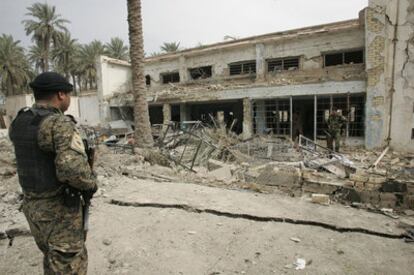 Un miembro de las fuerzas de seguridad iraquíes vigila uno de los escenarios del triple atentado en Baquba.