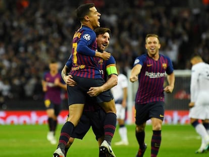 Coutinho, Messi e Arthur comemoram o primeiro gol da partida em Wembley.