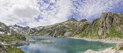 Vista del Lac de Mar, un lago de origen glaciar en el valle de Arán.