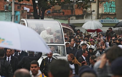 Brasil fue el primer destino fuera de Italia del papado de Francisco. En la imagen, el Papa visita la favela Varghina, en Rio de Janeiro, el 25 de julio de 2013.