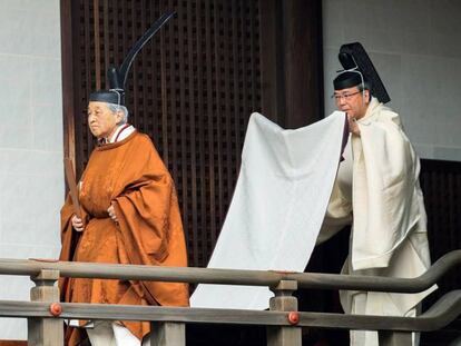 FRA01. TÓQUIO (JAPÃO), 29/04/2019.- O imperador japonês Akihito caminha rumo a um rito de apresentação de relatórios no Santuário Imperial (Kashikodokoro) no dia da cerimônia de sua abdicación nesta terça-feira, no Palácio Imperial de Tóquio (Japão). O imperador Akihito, de 85 anos, é o primeiro imperador japonês em renunciar ao trono em era-a moderna. Seu sucessor é seu filho maior, quem será coroado imperador o 1 de maio, o que marcará o começo do período Reiwa. EFE/JIJI PRESS PROIBIDO SEU USO EM o JAPÃO / SÓ USO EDITORIAL/NÃO ARQUIVO