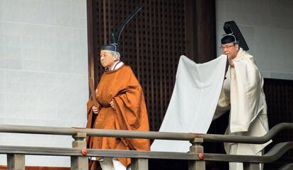 FRA01. TÓQUIO (JAPÃO), 29/04/2019.- O imperador japonês Akihito caminha rumo a um rito de apresentação de relatórios no Santuário Imperial (Kashikodokoro) no dia da cerimônia de sua abdicación nesta terça-feira, no Palácio Imperial de Tóquio (Japão). O imperador Akihito, de 85 anos, é o primeiro imperador japonês em renunciar ao trono em era-a moderna. Seu sucessor é seu filho maior, quem será coroado imperador o 1 de maio, o que marcará o começo do período Reiwa. EFE/JIJI PRESS PROIBIDO SEU USO EM o JAPÃO / SÓ USO EDITORIAL/NÃO ARQUIVO