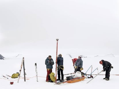 El equipo de científicos de Ricardo Rodríguez, que estudia la evolución del glaciar Johnson.