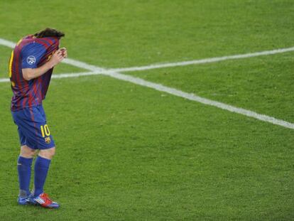 Messi se lamenta de la derrota ante el Chelsea.