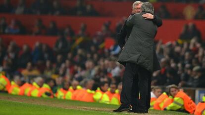 Mourinho se despide de Alex Ferguson antes de acabar el partido.