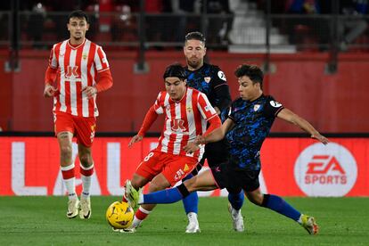 Luka Romero y Oliver Torres disputan un balón durante el Almería-Sevilla de este lunes.