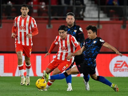 Luka Romero y Oliver Torres disputan un balón durante el Almería-Sevilla de este lunes.