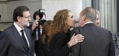 La infanta Elena saluda a su padre, en presencia de Mariano Rajoy, a su llegada al Congreso para rendir homenaje al expresidente del Gobierno Adolfo Su&aacute;rez en la capilla ardiente.