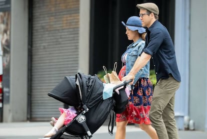 Blake Lively y Ryan Reynolds, con sus hijos.