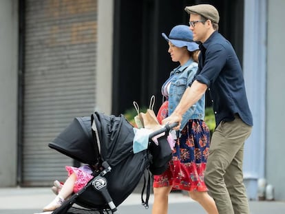 Blake Lively y Ryan Reynolds, con sus hijos.