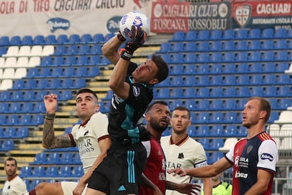 El portero del Cagliari detiene el balón en el amistoso contra la Roma del pasado día 12.