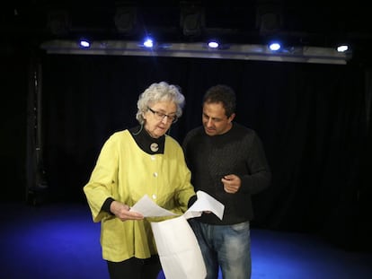 La periodista Soledad Gallego, a la derecha, y el director François Musseau revisan un texto sobre el escenario en Madrid.